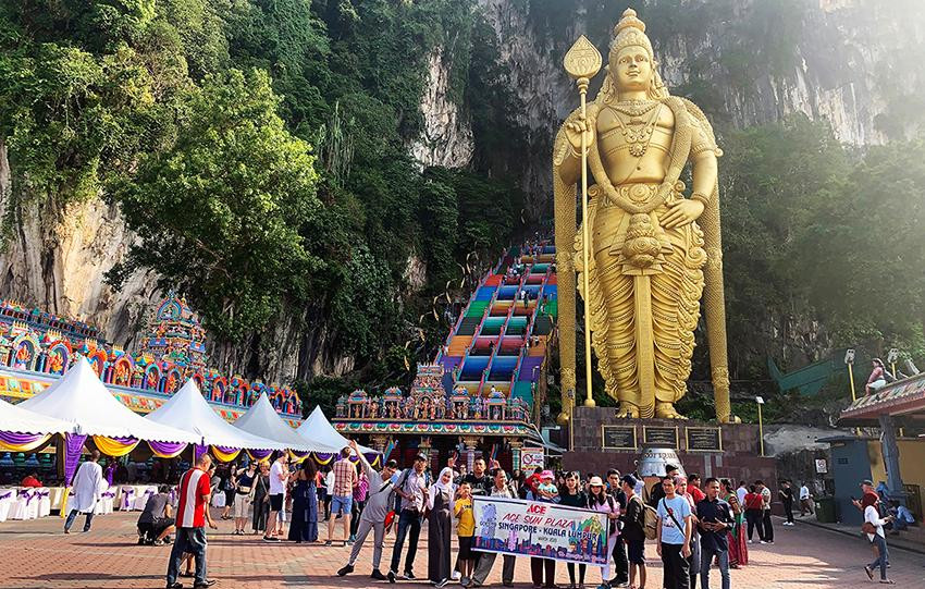 Nhiều người viếng động Batu