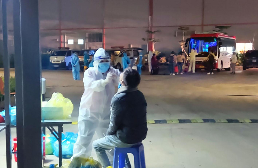 Lấy mẫu xét nghiệm cho công nhân Nhà máy sợi Đà Lạt