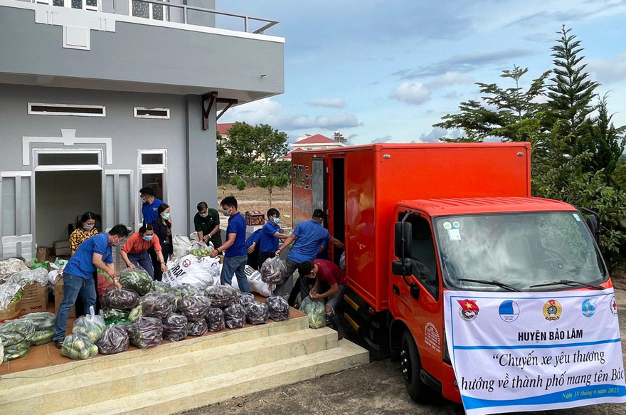 Chất hàng hóa lên xe để chở đến tâm dịch TP.HCM
