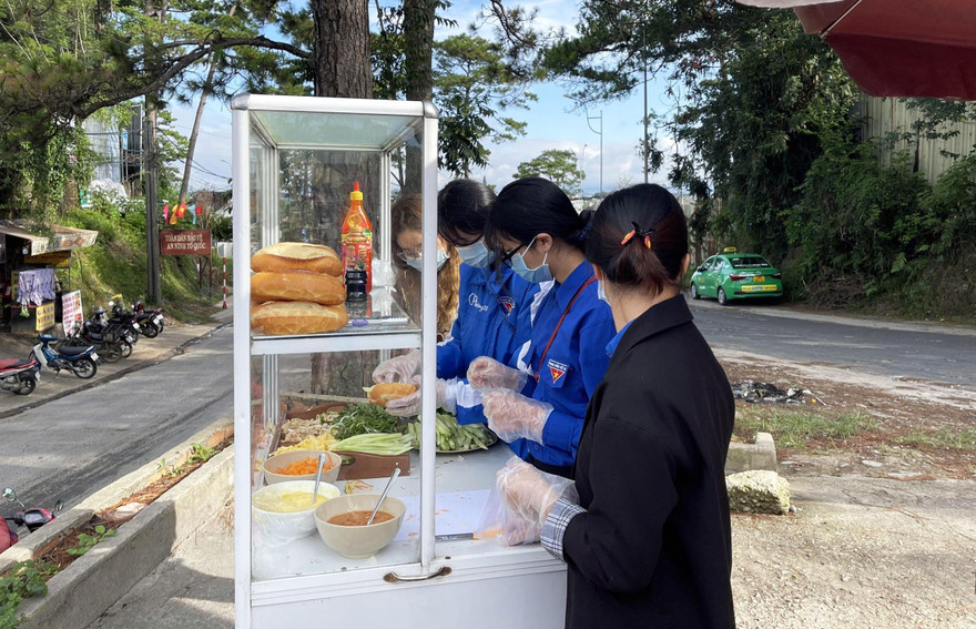 Tủ bánh mì có thịt 0 đồng vừa được khai trương