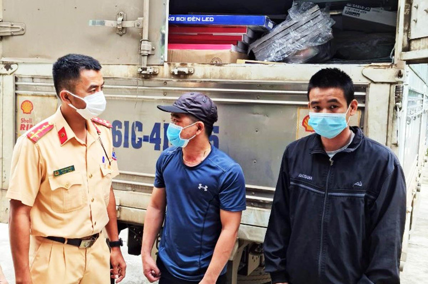 Cảnh sát giao thông phát hiện phụ xe trốn trong thùng ô tô tải để vượt chốt