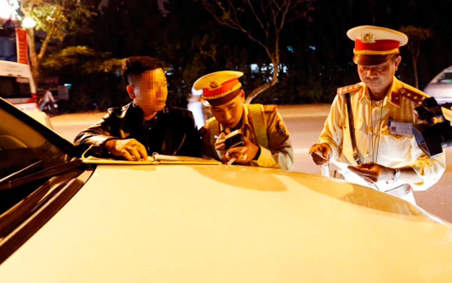 Cảnh sát giao thông lập biên bản xử lý trường hợp vi phạm về nồng độ cồn