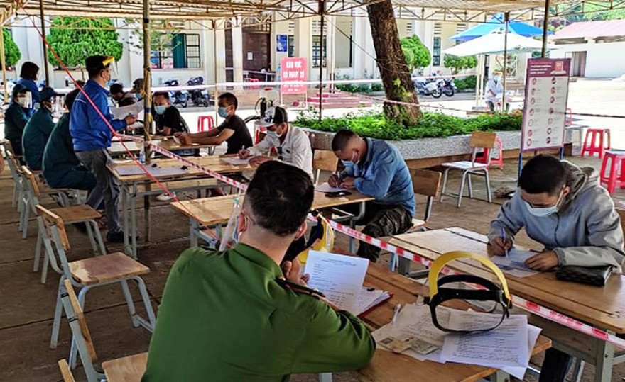 Lực lượng chức năng lập biên bản những người "né" trạm kiểm dịch