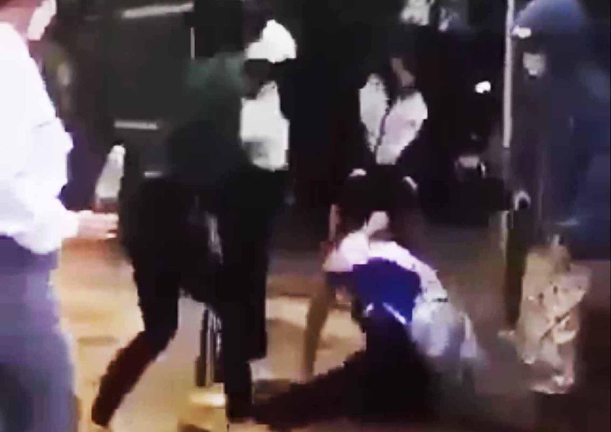 L.T.M.T bị đánh ngã xuống đường. Ảnh chụp màn hình