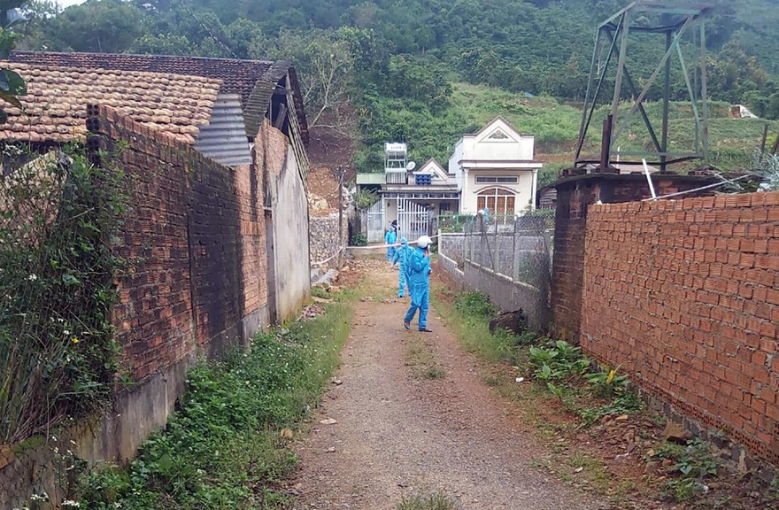 Phun thuốc khử khuẩn xóm 2, thôn 5, xã Đại Lào