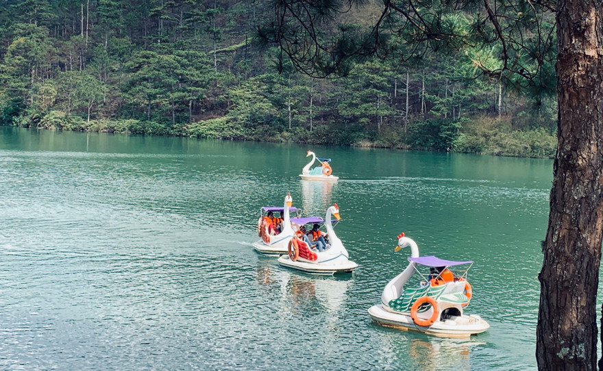 Hồ thắng cảnh ở Đà Lạt