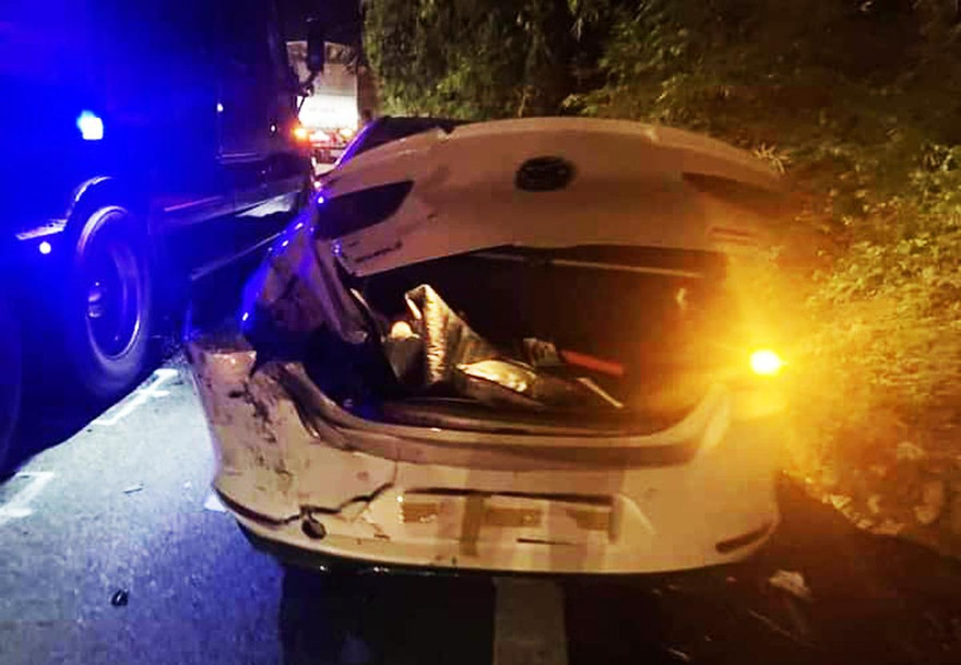 Ô tô bị hư hỏng nặng trong vụ tai nạn đêm 5/4