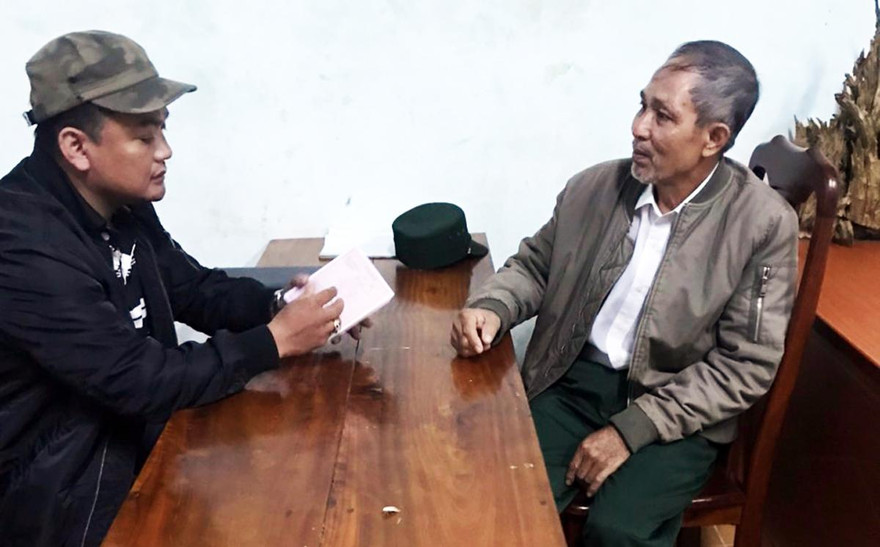 Cán bộ điều tra làm việc với Võ Ngọc Khánh (bên phải) 