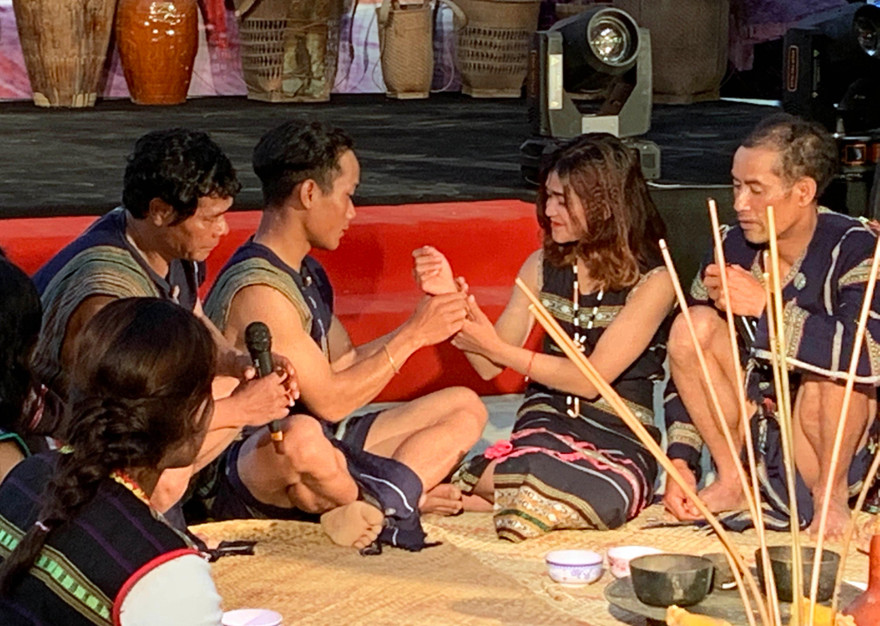 Đeo vòng đính ước tại lễ ăn hỏi