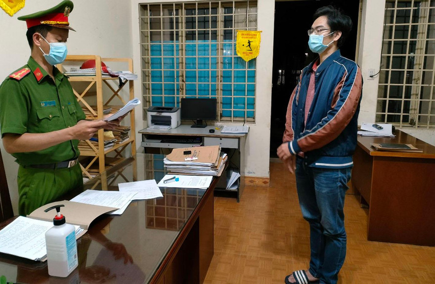 Công an tống đạt quyết định khởi tố bị can đối với Nguyễn Hữu Huy