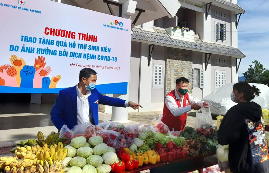 Tặng quà cho sinh viên gặp khó khăn 