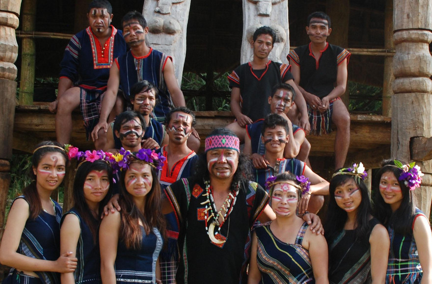 Hóa trang để bước vào lễ hội. Ảnh: Krajăn Plin 