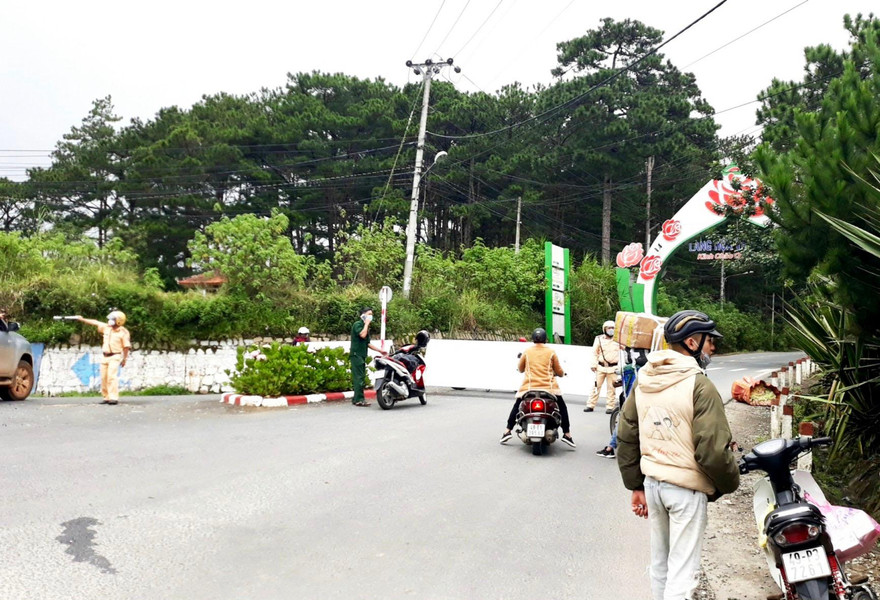 Cửa ngõ vào làng hoa Vạn Thành đang bị phong tỏa