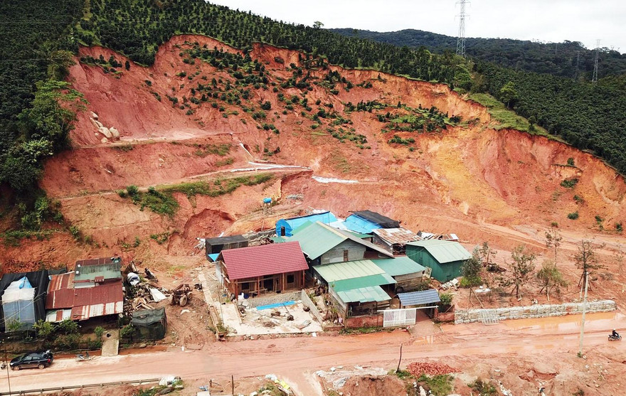 Cụm dân cư ven đường Trường Sơn Đông bị đe dọa bởi ngọn đồi bị sạt lở