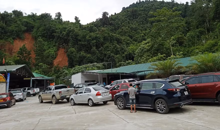 Dòng xe nối đuôi nhau chờ qua chốt kiểm dịch đèo Chuối