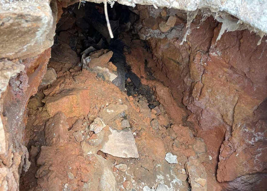 Một hàm ếch sâu hoắm phía dưới dãy nhà