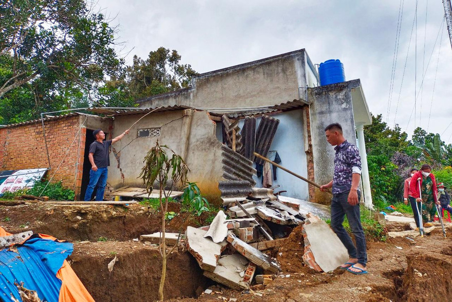 Nhà bị sập do sạt lở, sụt lún đất