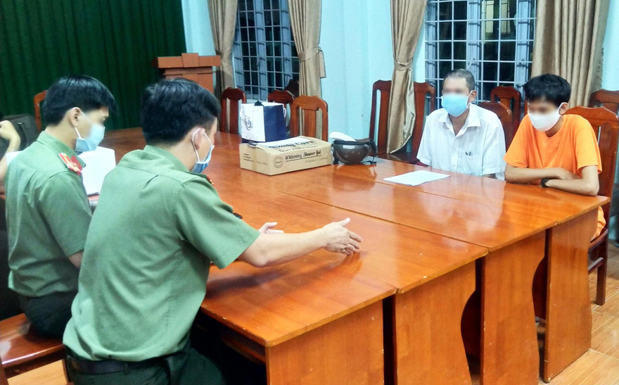 P.T (áo cam) tại cơ quan công an. Ảnh: CACC