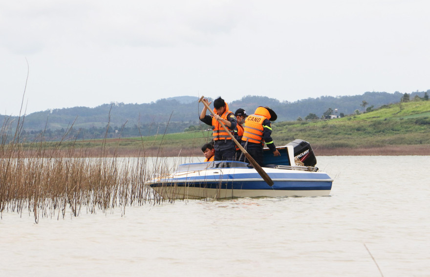 Lực lượng PCCC-CHCN đang tìm người mát tích