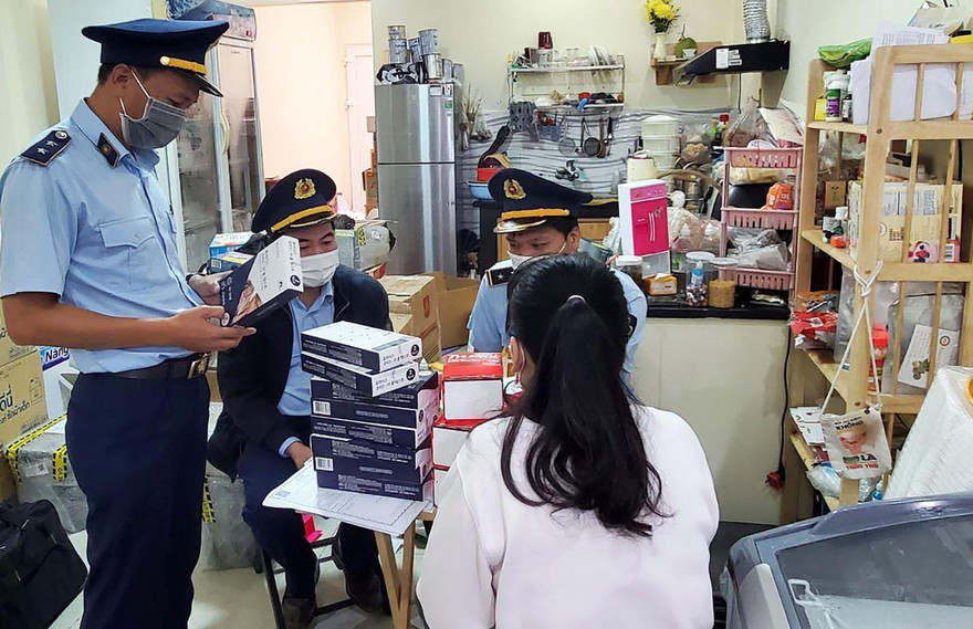 Phát hiện kit test nhanh COVID-19 trong cửa hàng bán thực phẩm và các hàng hóa khác