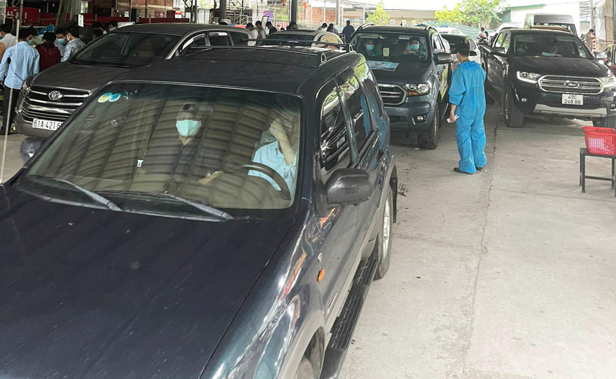 Dòng xe nối đuôi nhau chờ làm thủ tục qua chốt đèo Chuối