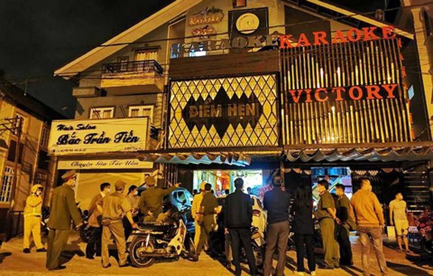 Hai quán karaoke bị thu hồi giấy phép 