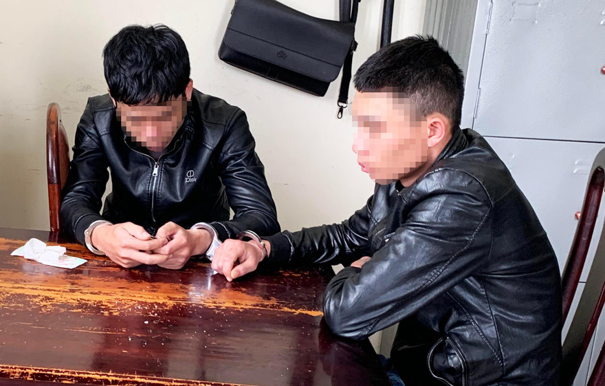 Bùi Minh Hòa (bên trái) tại công an Phường 3