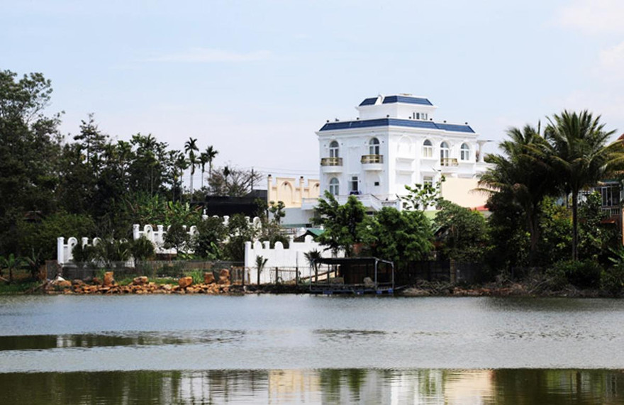 Biệt thự không phép đồ sộ "mọc" bên hồ Nam Phương thơ mộng