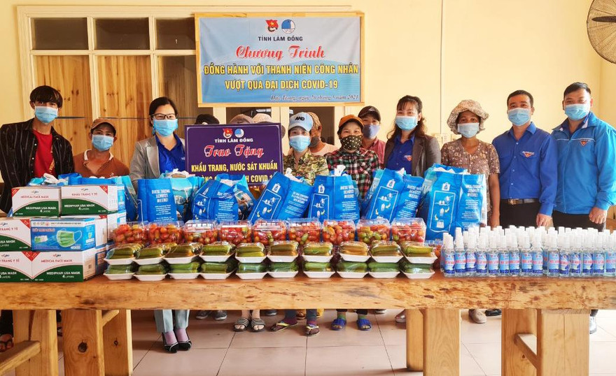 Tặng quà cho thanh niên công nhân gặp khó khăn