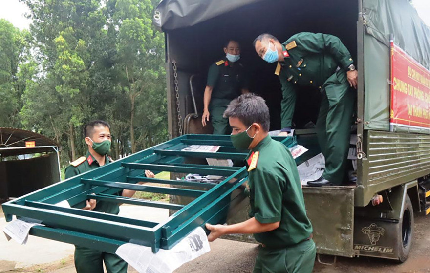 Chuyển trang thiết bị vào bệnh viện dã chiến. Ảnh: CTV