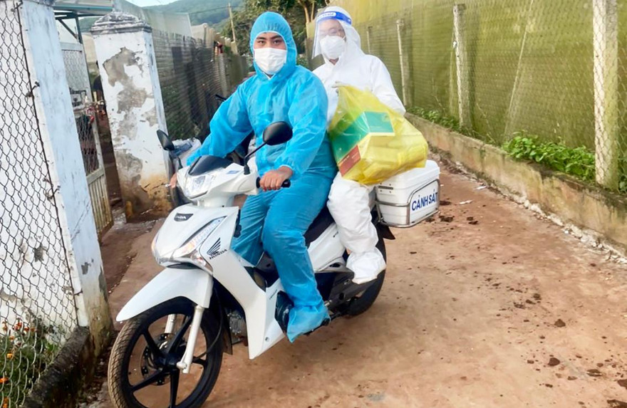 Cán bộ y tế hoạt động lưu động tại vùng xa