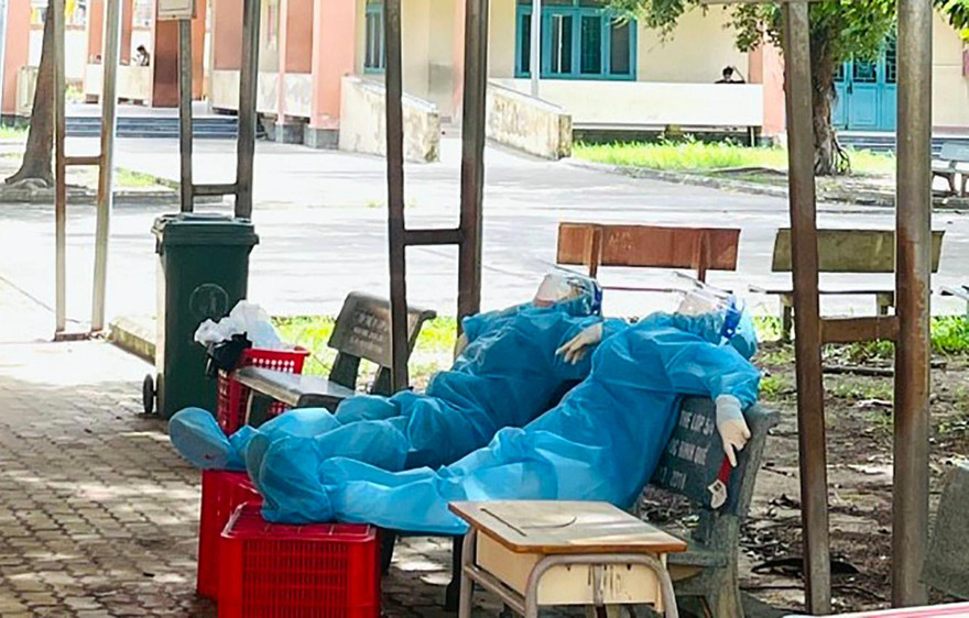 Hai tình nguyện viên Quỳnh Dung và Hoàng Văn tranh thủ nghỉ ngơi giữa trưa nóng ở Bình Dương