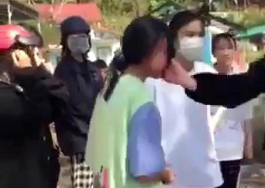 Một học sinh bị tát vào mặt. Ảnh cắt từ clip