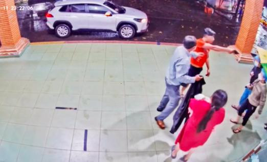 Cán bộ công an chĩa súng vào nhân viên y tế