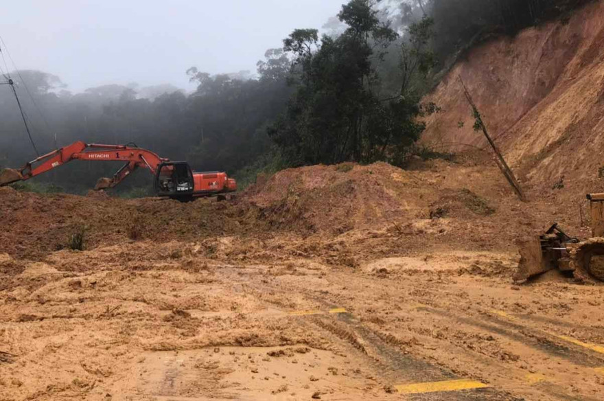 Giải tỏa đất đá trên mặt đường Quốc lộ 27C