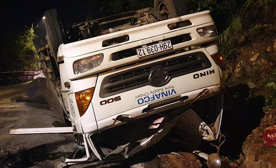 Xe tải bị lật sau khi gây tai nạn