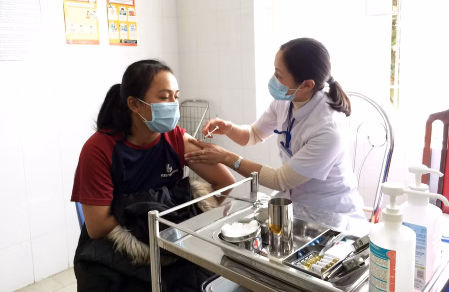 Tiêm vắc xin phòng COVID-19 cho sinh viên ở Đà Lạt tình nguyện đi chống dịch