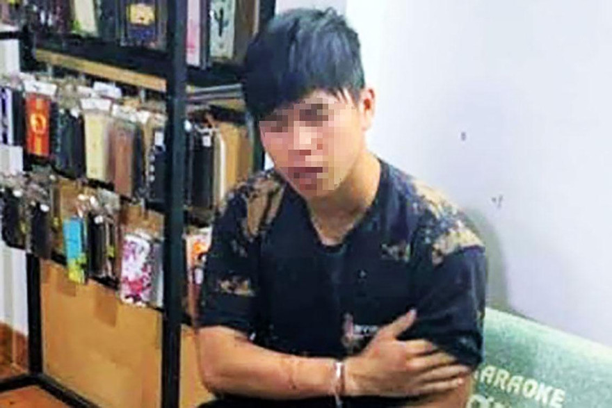 L.V.Ph bị người dân khống chế, bắt giữ tại cửa hàng điện thoại