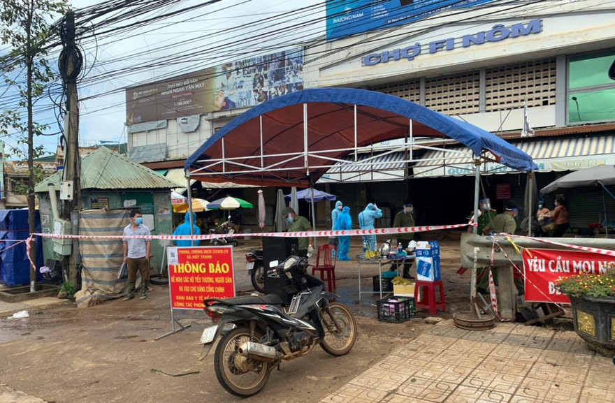 Lực lượng chức năng phong tỏa chợ Fi Nôm