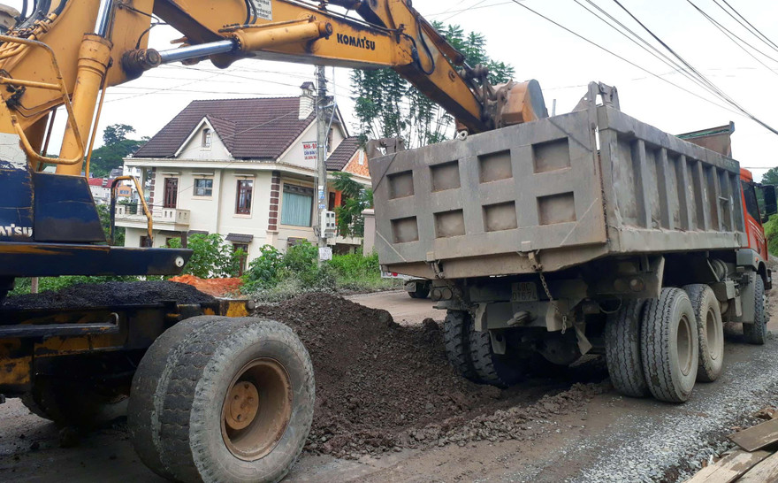 Bóc dỡ đá dăm không đảm bảo chất lượng trên đèo Mimosa 