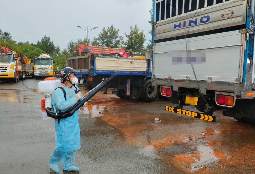 Phun thuốc khử khuẩn xe tải