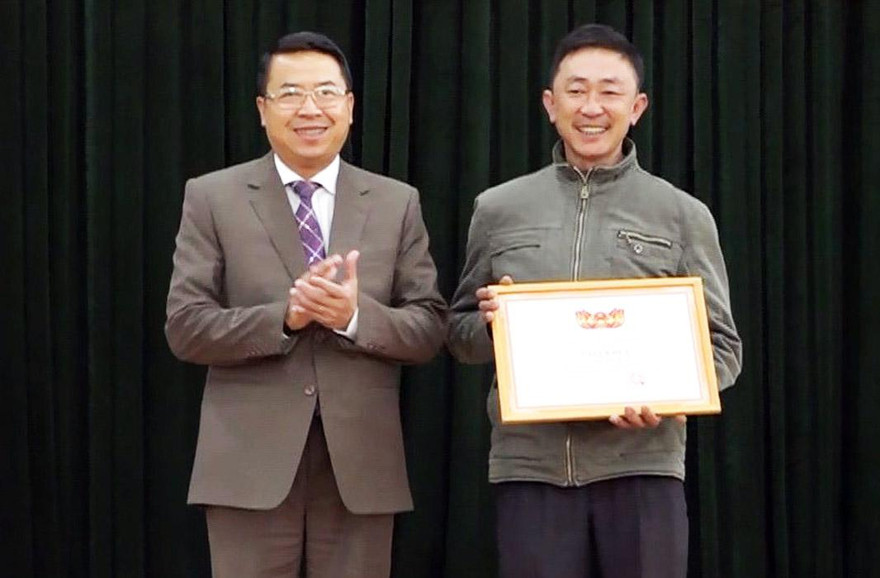 Chủ tịch thành phố tặng giấy khen cho ông Dũng