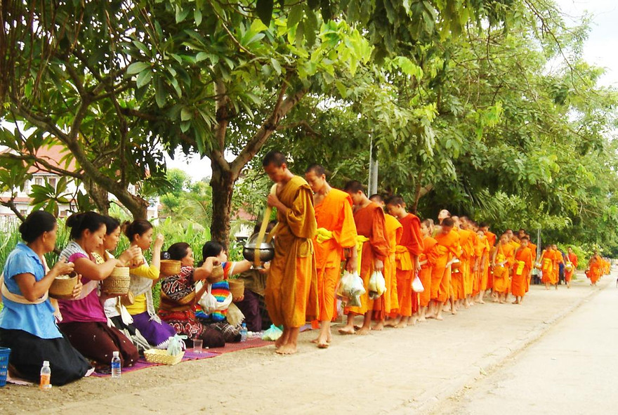 Đoàn tăng sĩ đi khất thực ở Luang Prabang