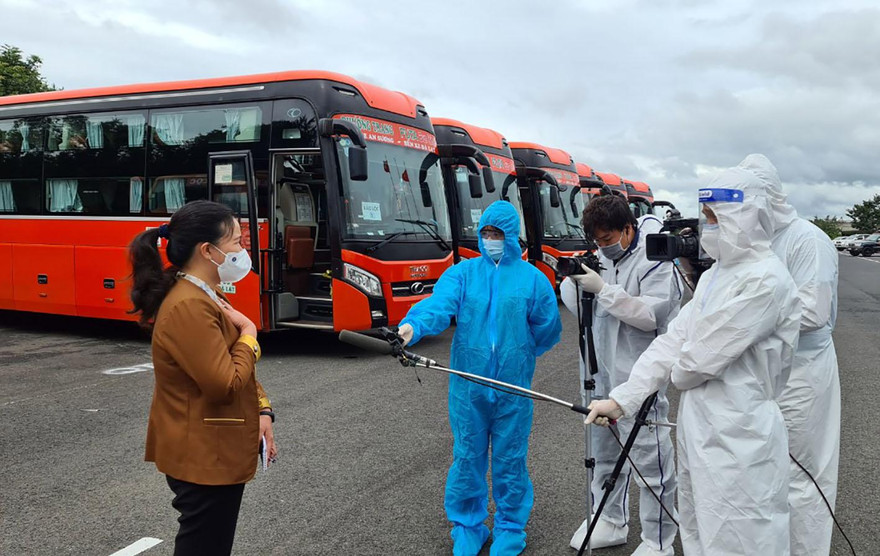 Các nhà báo phỏng vấn Giám đốc Sở LĐ-TB&XH tại sân bay Liên Khương