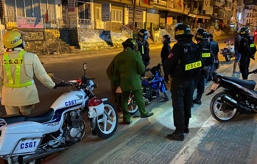 Chặn bắt xe mô tô vi phạm