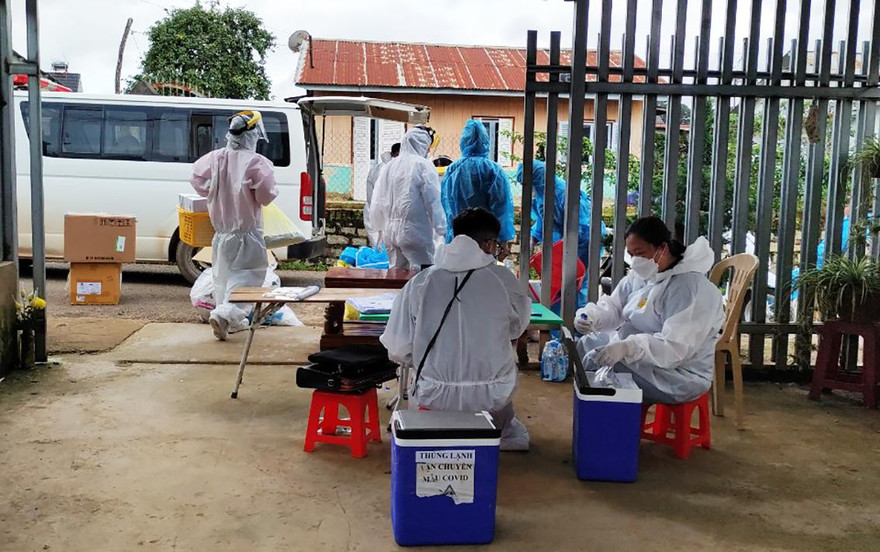 Lấy mẫu xét nghiệm SARS-CoV-2 trong cộng đồng