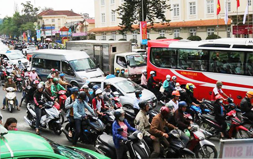 Người Đà Lạt đi xe máy để giảm ùn tắc