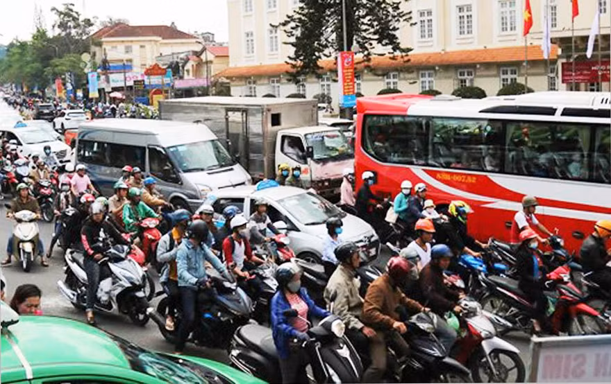 Người Đà Lạt đi xe máy để giảm ùn tắc