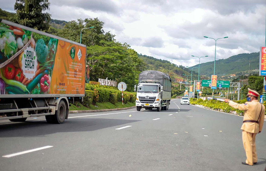 Kiểm soát xe tải lưu thông trên địa bàn Lâm Đồng