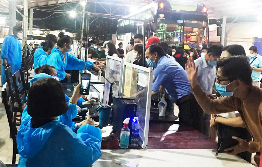 Dòng người tấp nập làm thủ tục để qua chốt đèo Chuối